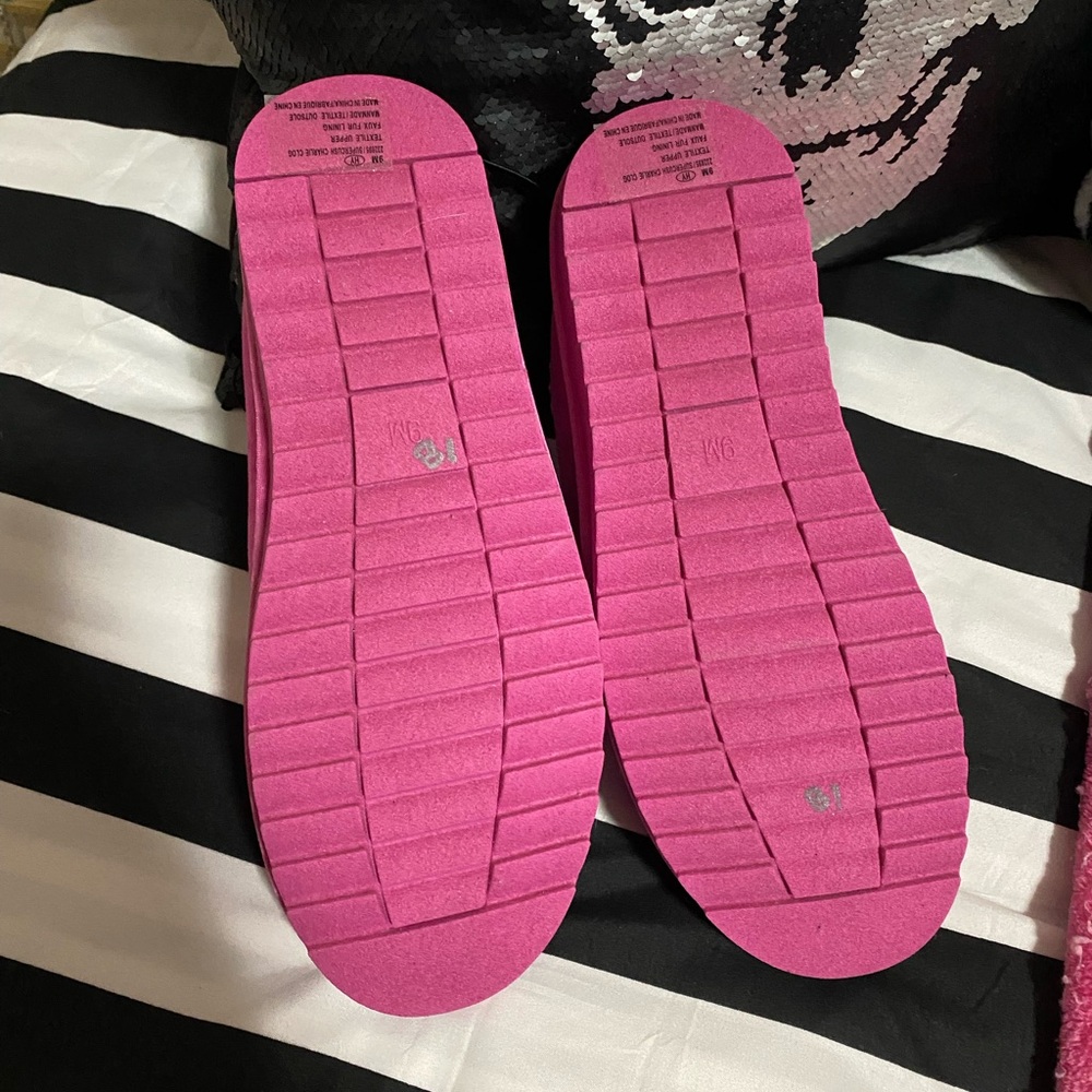 Maurices Bright Hot Pink Kids Slip-On Slippers - Picture 2 of 3